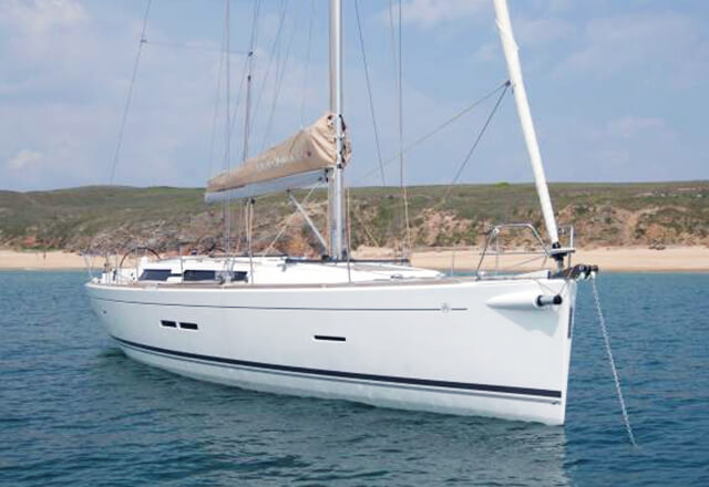Barco de vela EN CHARTER, de la marca Dufour modelo 450 Grand Large y del año 2014, disponible en Horta Marina  Azores Portugal